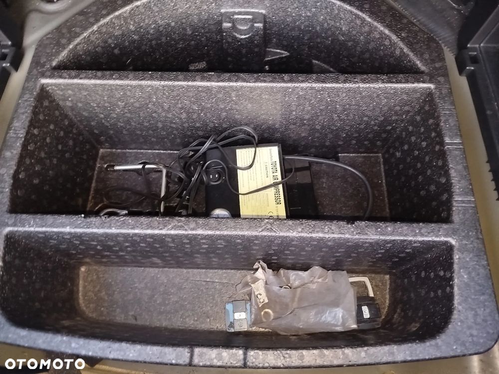 Toyota Avensis 1.8 Comfort - 21