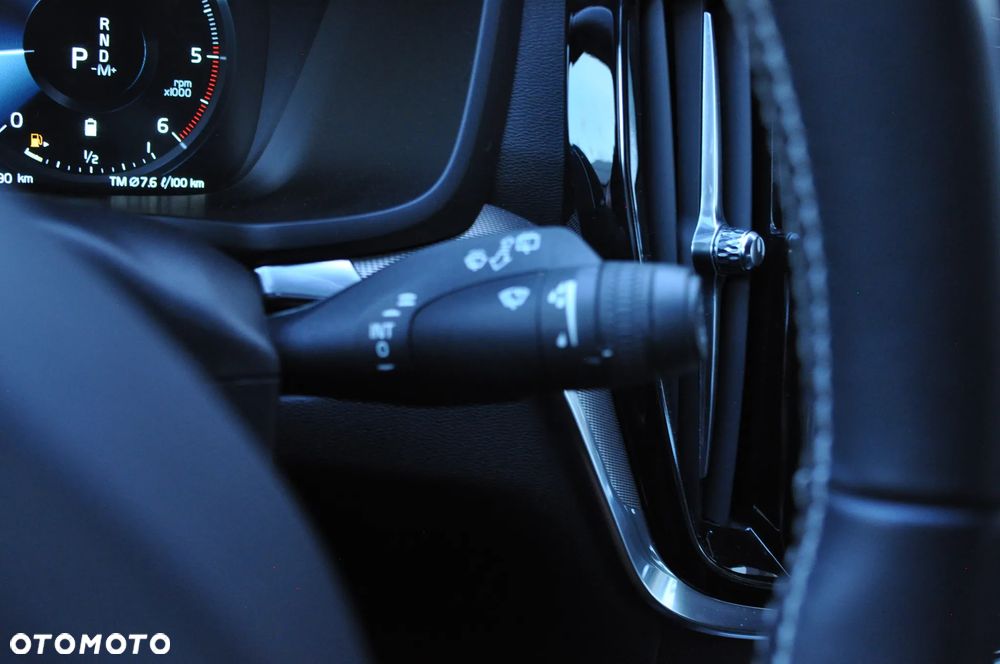 Volvo V60 D4 R-Design - 28