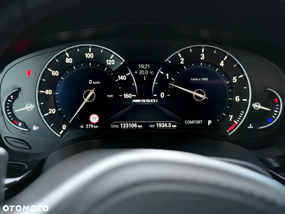 BMW Seria 5 M550i xDrive sport - 27