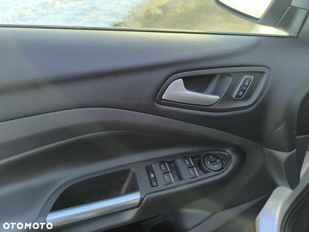 Ford Kuga 2.0 TDCi 2x4 Titanium - 16