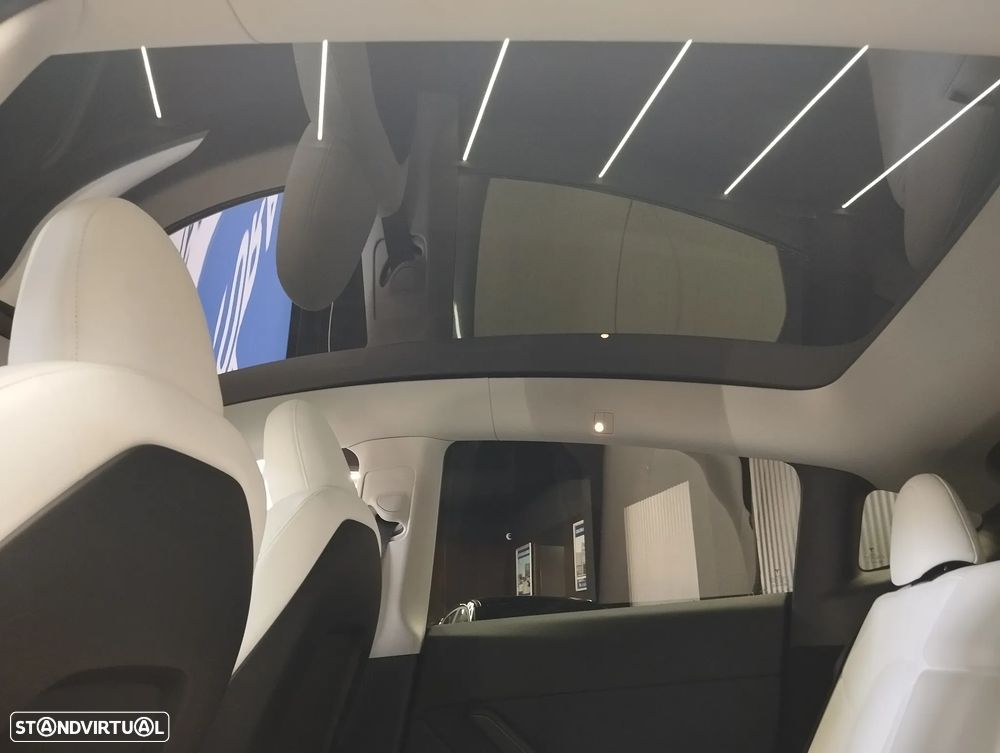 Tesla Model Y Long-Range RWD — fotografia 15