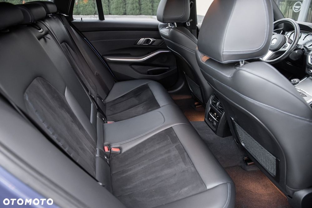 BMW Seria 3 318i M Sport - 33