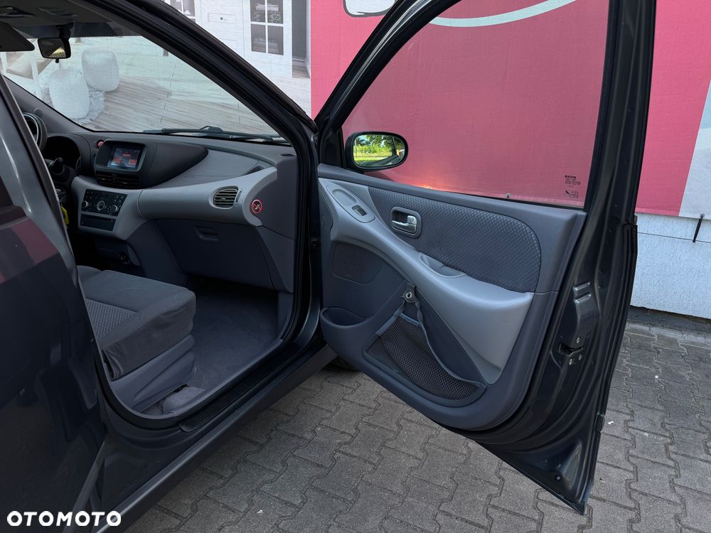 Nissan Almera Tino - 13