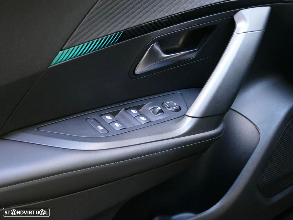 Peugeot 2008 1.2 PureTech Allure EAT8 - 31