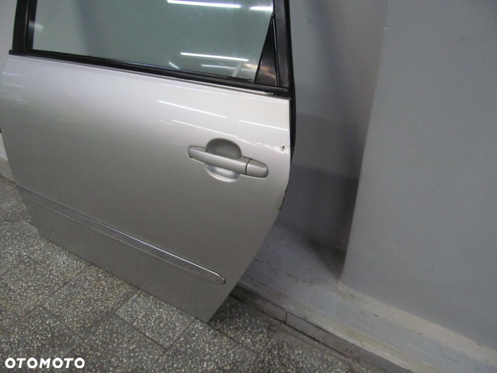 TOYOTA AVENSIS VERSO DRZWI LEWY TYL KPL 1C0 01-06 - 4