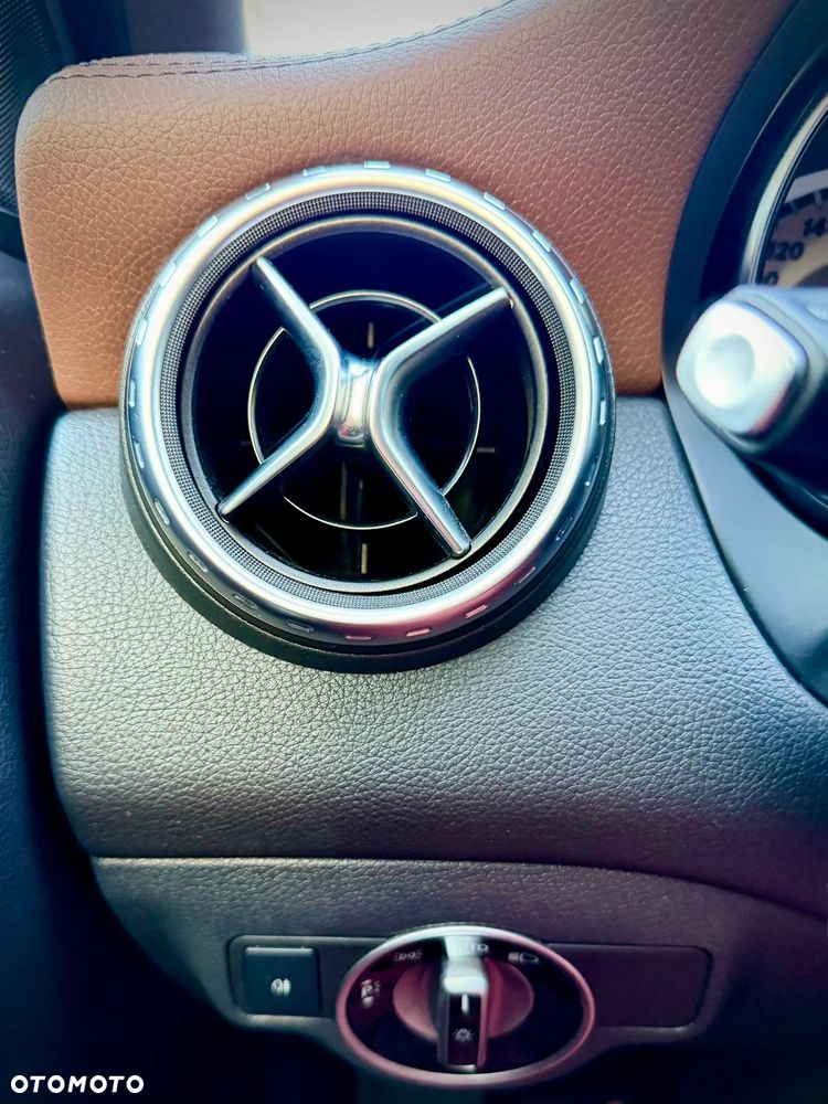 Mercedes-Benz GLA - 14
