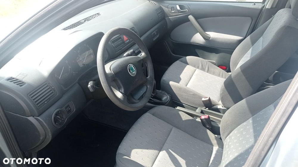 Skoda Octavia 1.6 Combi Ambiente - 25