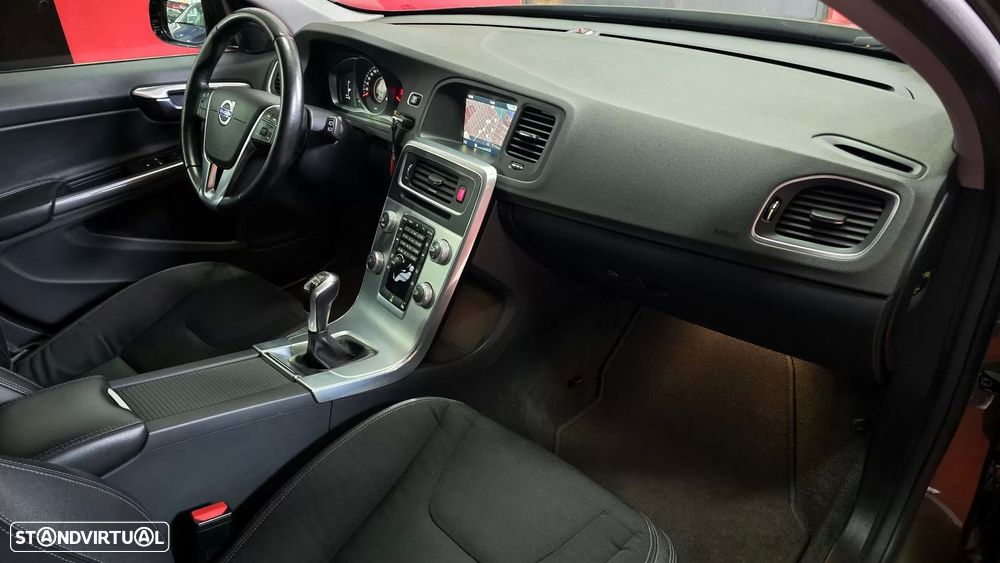 Volvo V60 Cross Country 2.0 D3 Momentum - 43