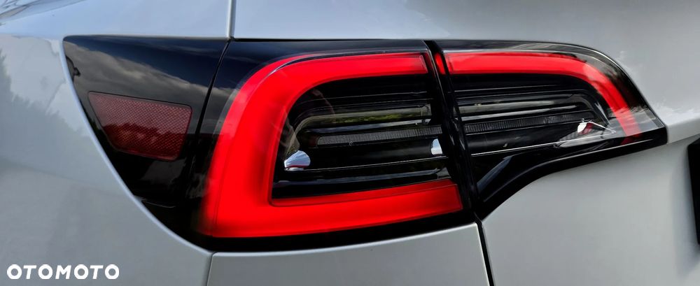 Tesla Model Y Long Range Dual Motor AWD - 16