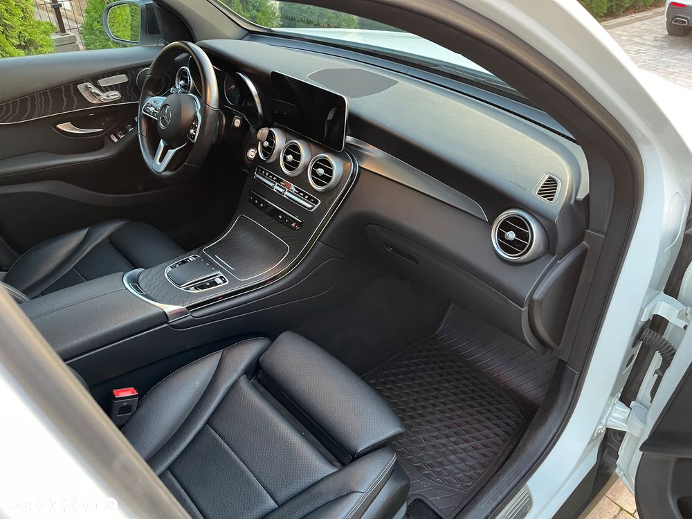Mercedes-Benz GLC 300 4Matic 9G-TRONIC AMG Line - 20