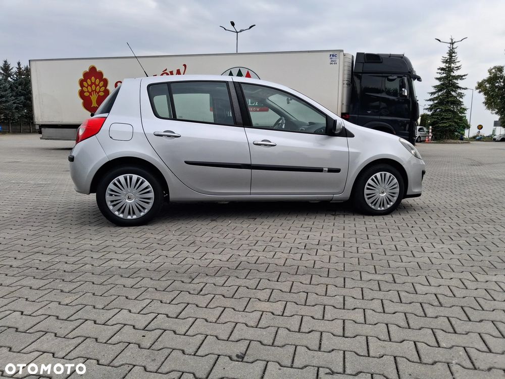 Renault Clio 1.2 16V 75 Night and Day - 6