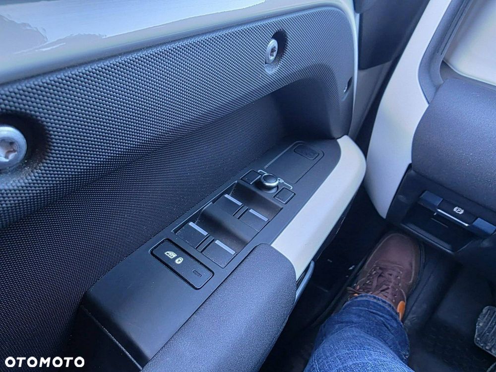 Land Rover Defender 2.0 P300 75th Limited Edition - 11