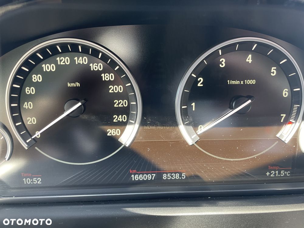 BMW Seria 5 528i xDrive - 28