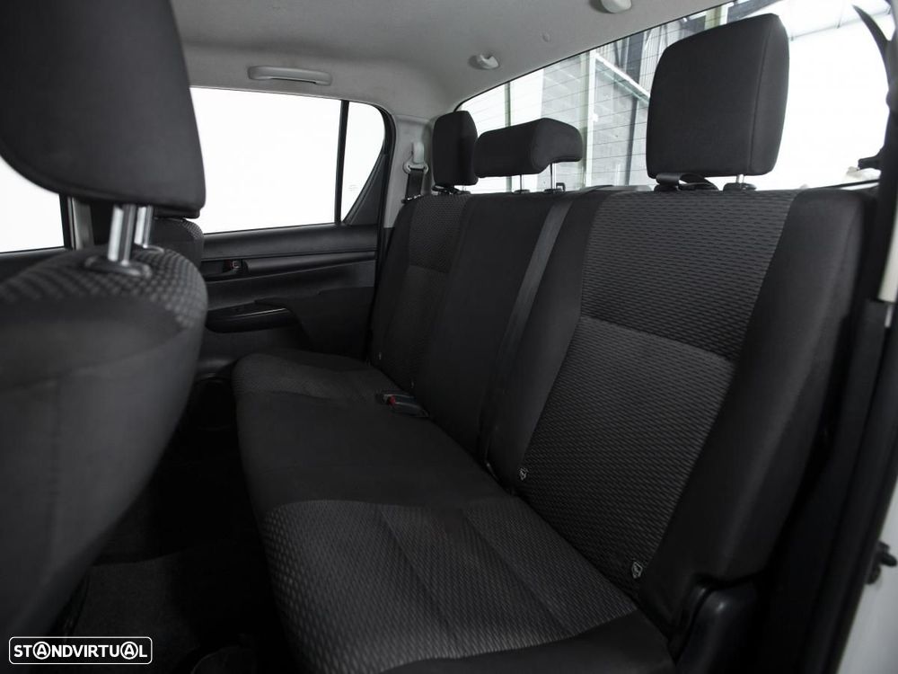 Toyota Hilux 2.4 D-4D 4WD CD CM c/IVA - 8