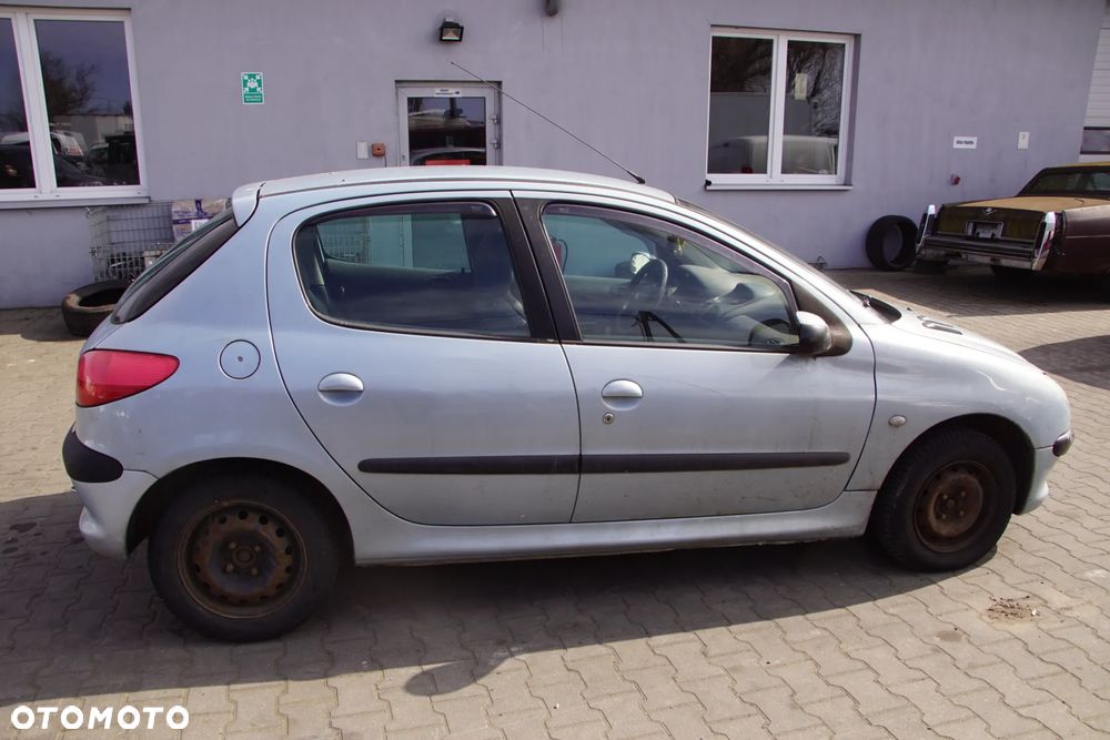 Auto na części - Peugeot 206 1.1 60 KM HFX 20CP08 EYL 2002R Silnik Skrzynia Drzwi Błotnik Klapa Zderzak Lampa Lusterko Klamka Szyba Deska Kokpit Sterownik Moduł Czujnik Licznik Panel Kierownica - 4