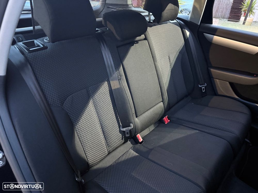 VW Passat Variant 2.0 TDi Highline Navig - 21