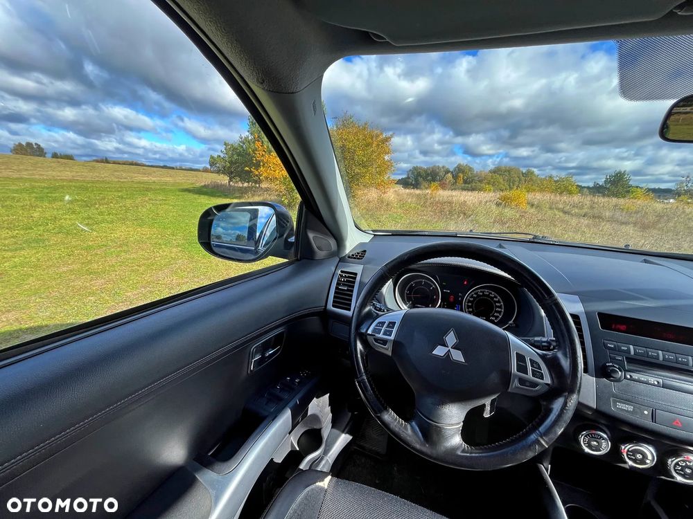 Mitsubishi Outlander - 2