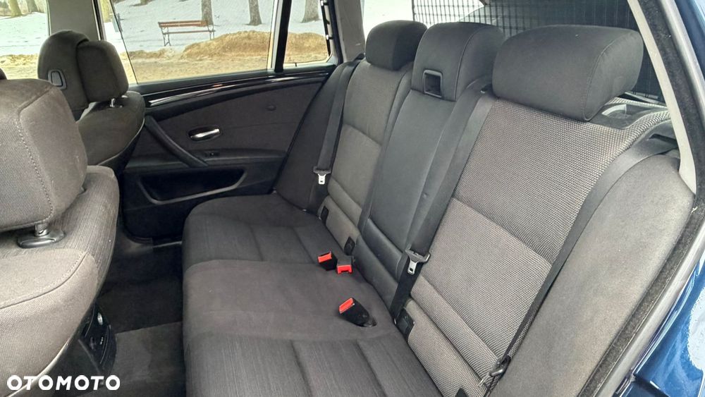 BMW Seria 5 525d xDrive - 14