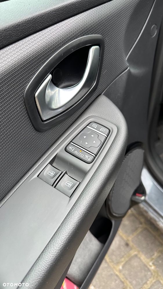 Renault Clio 1.2 16V 75 LIMITED - 19