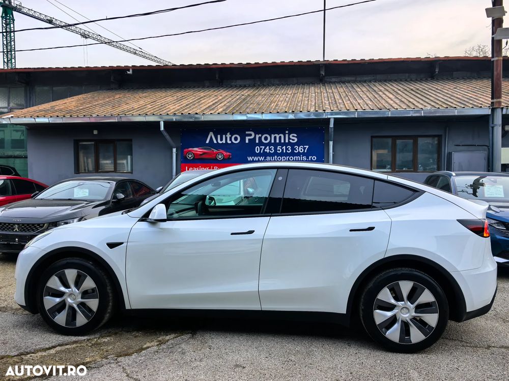 Tesla Model Y - 12