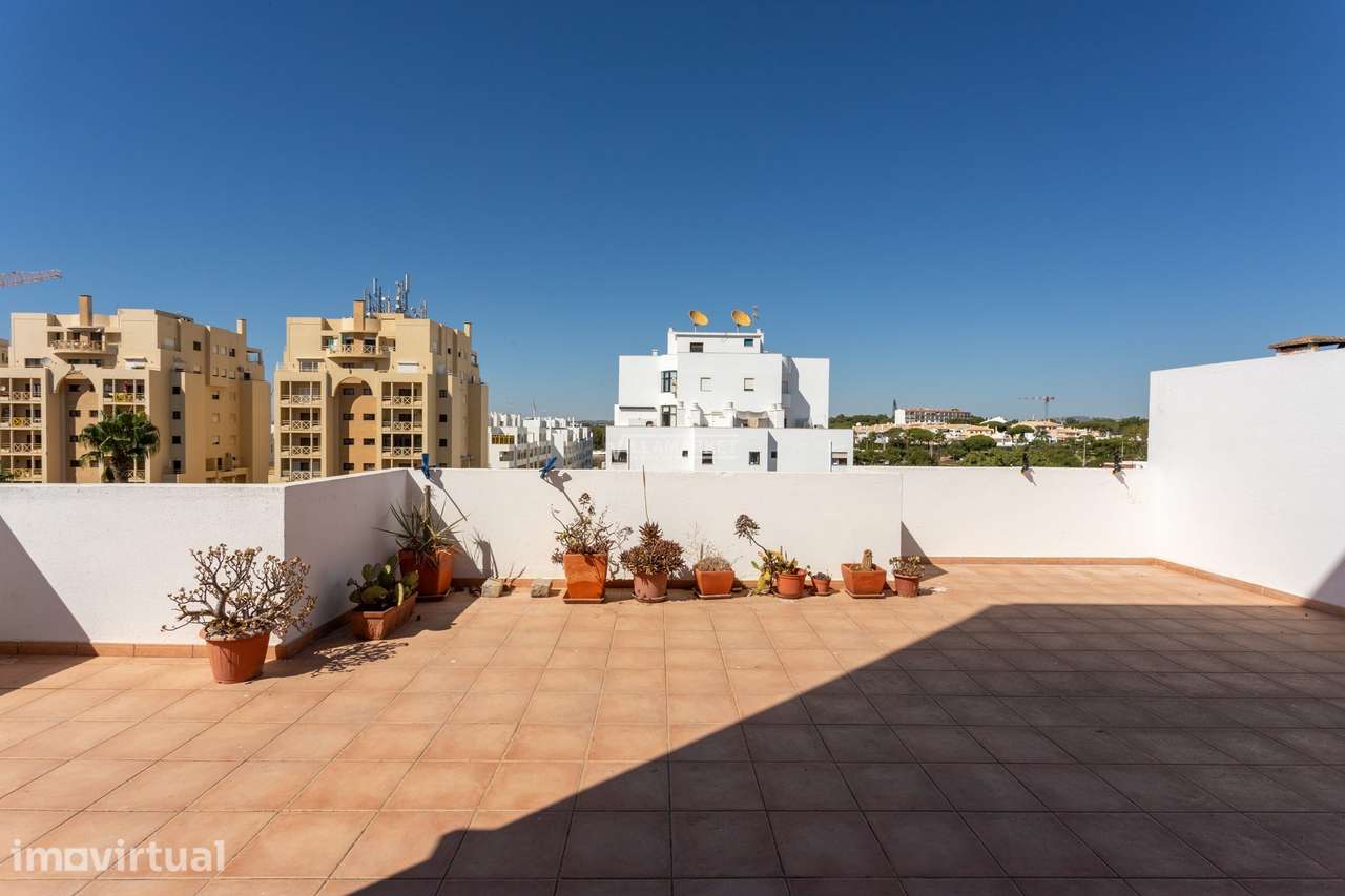 Apartamento T2 Totalmente Remodelado com terraço com 40m2 e parqeament - Grande imagem: 2/27