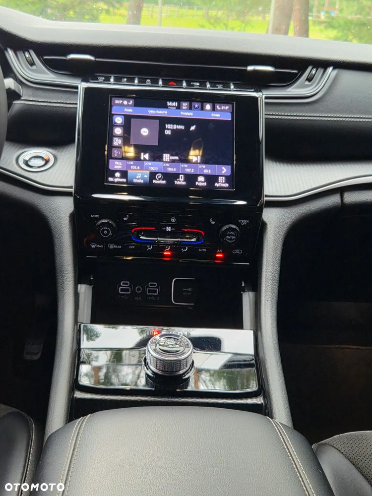 Jeep Grand Cherokee - 30