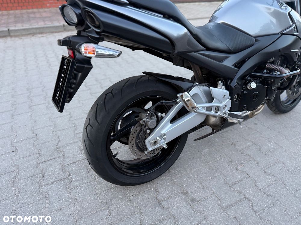Suzuki GSR - 12