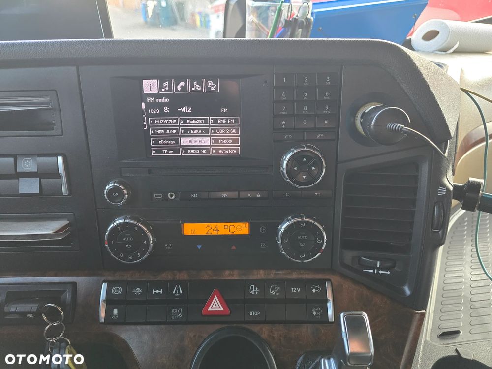 Mercedes-Benz 1842 - 10