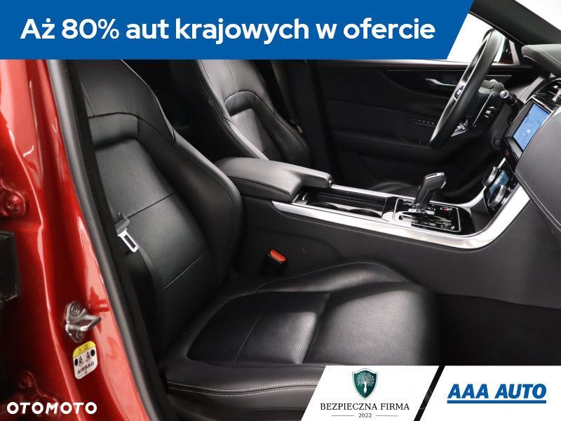 Jaguar XE - 11