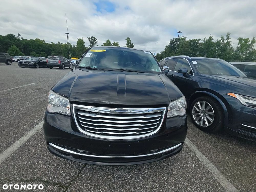 Chrysler Town & Country - 2