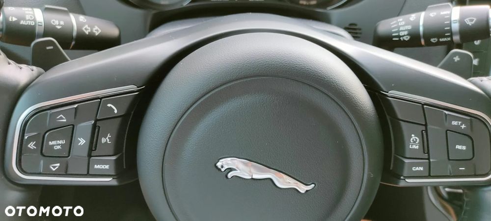 Jaguar XE 2.0 T R-Sport - 14