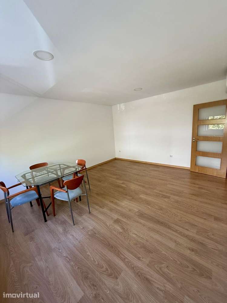 Excelente T2 no Centro de Viseu – A/C, Varanda e Lugar de Garagem - Grande imagem: 2/22