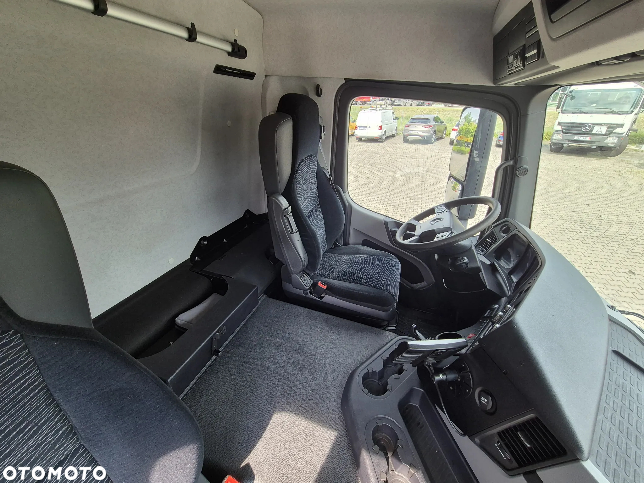 Mercedes-Benz Antos 1830 L / KONTENER / BEZWYPADKOWY / 1WŁ. / SERWISOWANY / WINDA 2000KG / EURO 6 / 18 EP - 28