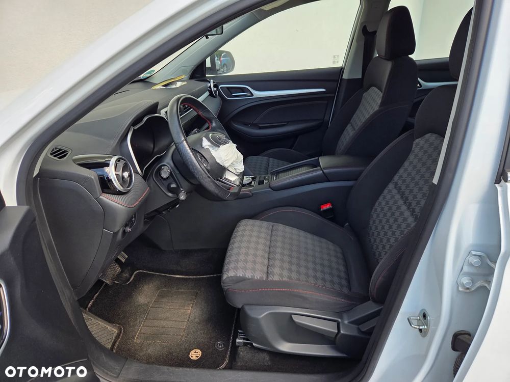 MG ZS - 8