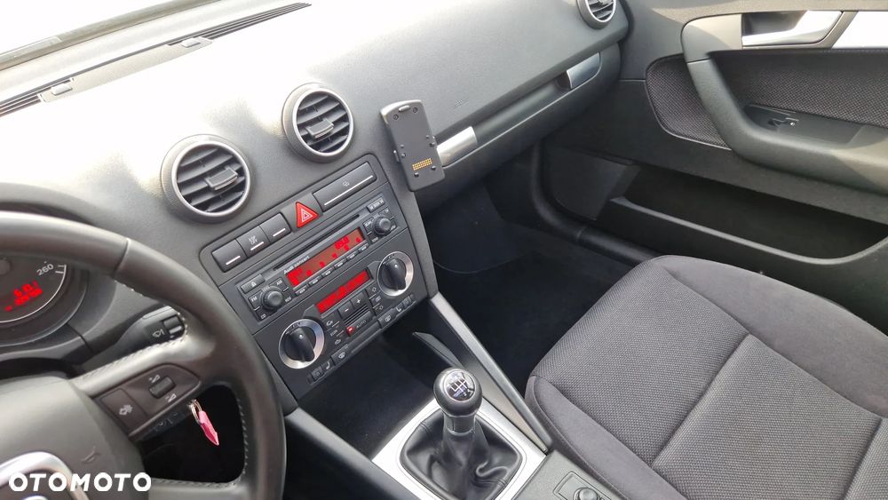 Audi A3 Sportback 1.6 FSI Attraction - 12