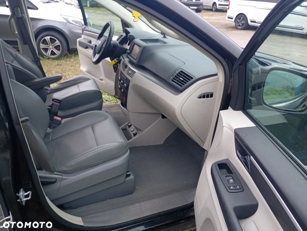 Volkswagen Routan - 13