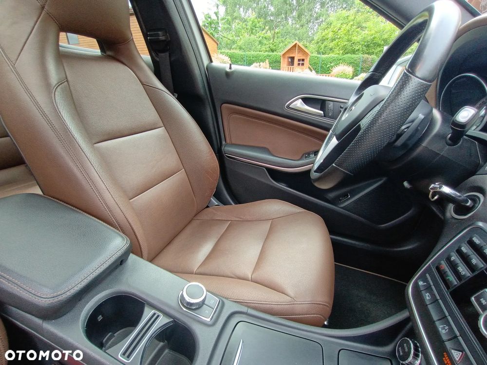 Mercedes-Benz GLA 250 4Matic 7G-DCT - 34