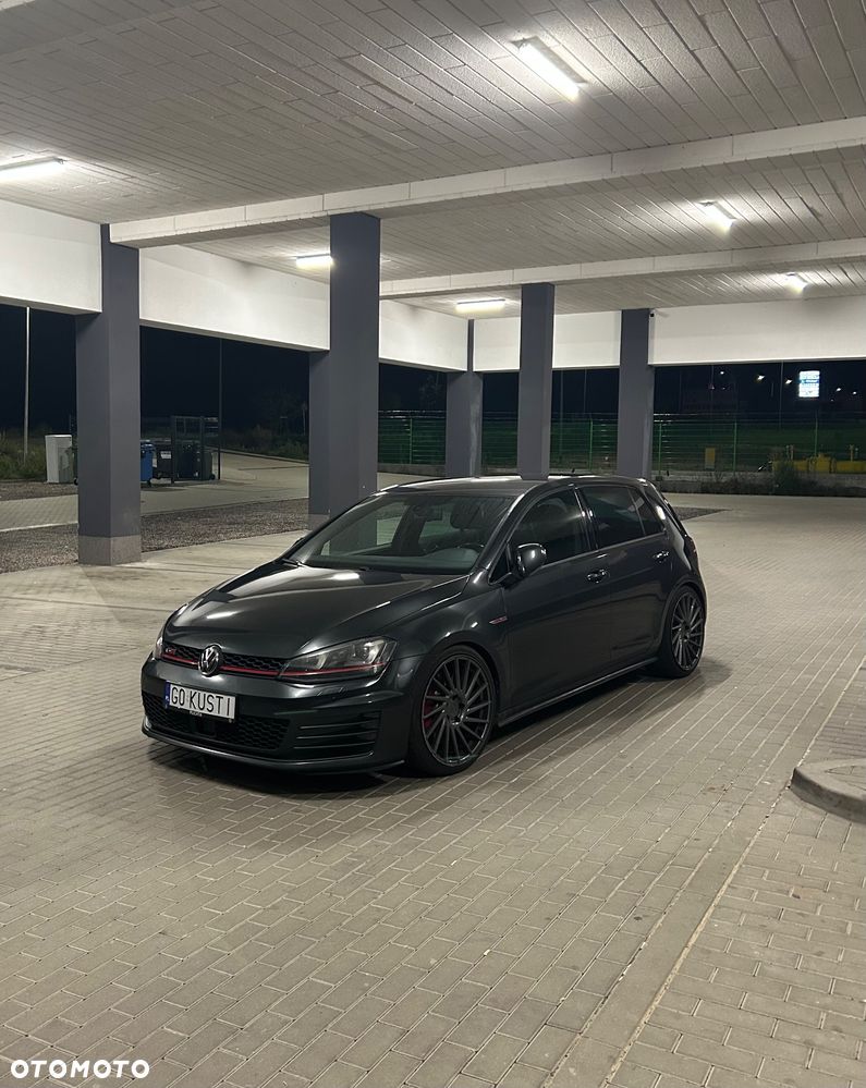 Volkswagen Golf - 1
