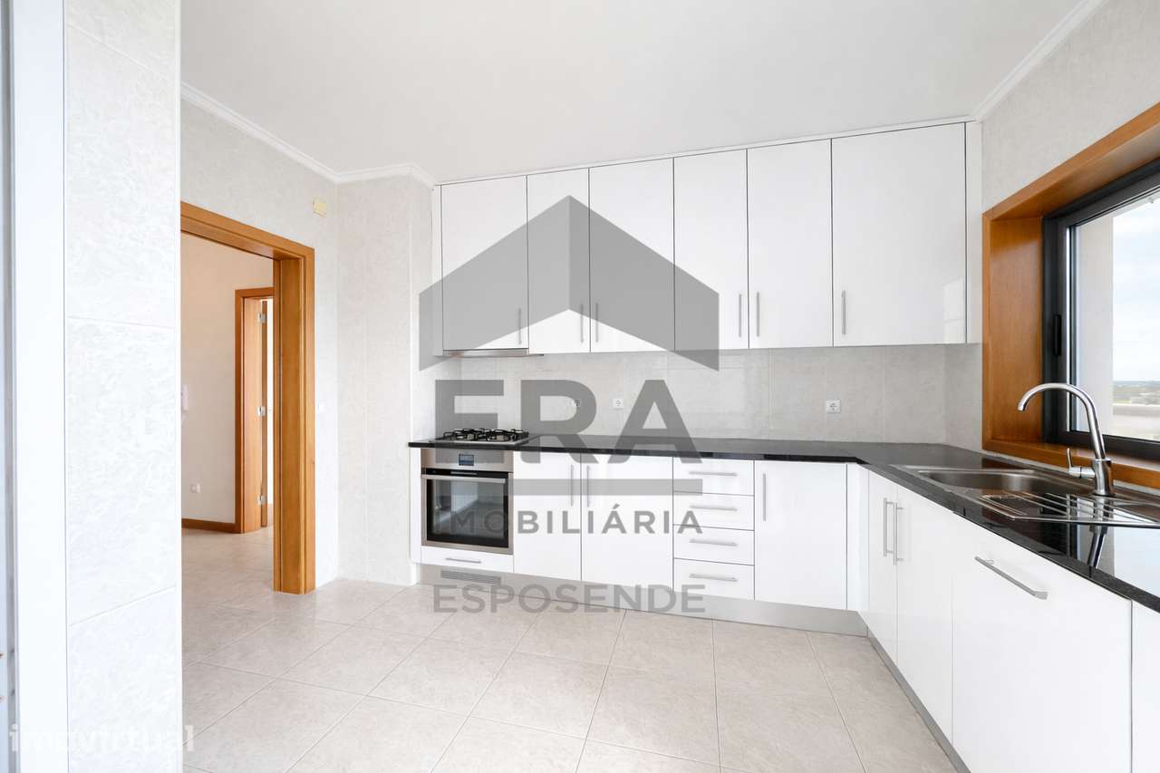 T2 – 1º Andar com Varanda no Centro - Grande imagem: 3/15