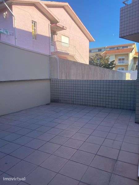 T2+1 renovado com grande pátio – Canelas – Disponível 1 dezembro - Grande imagem: 4/12