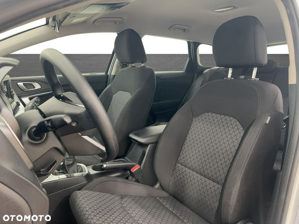 Kia Ceed - 11