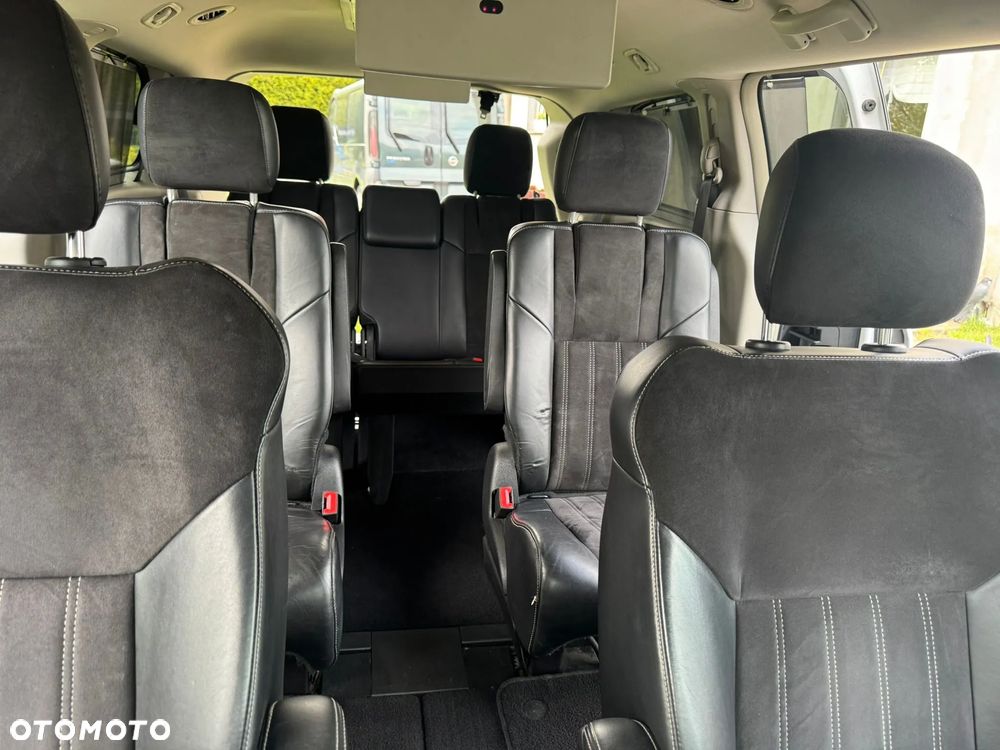 Chrysler Town & Country 3.6 Limited - 21