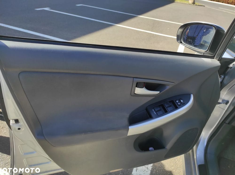 Toyota Prius (Hybrid) - 23