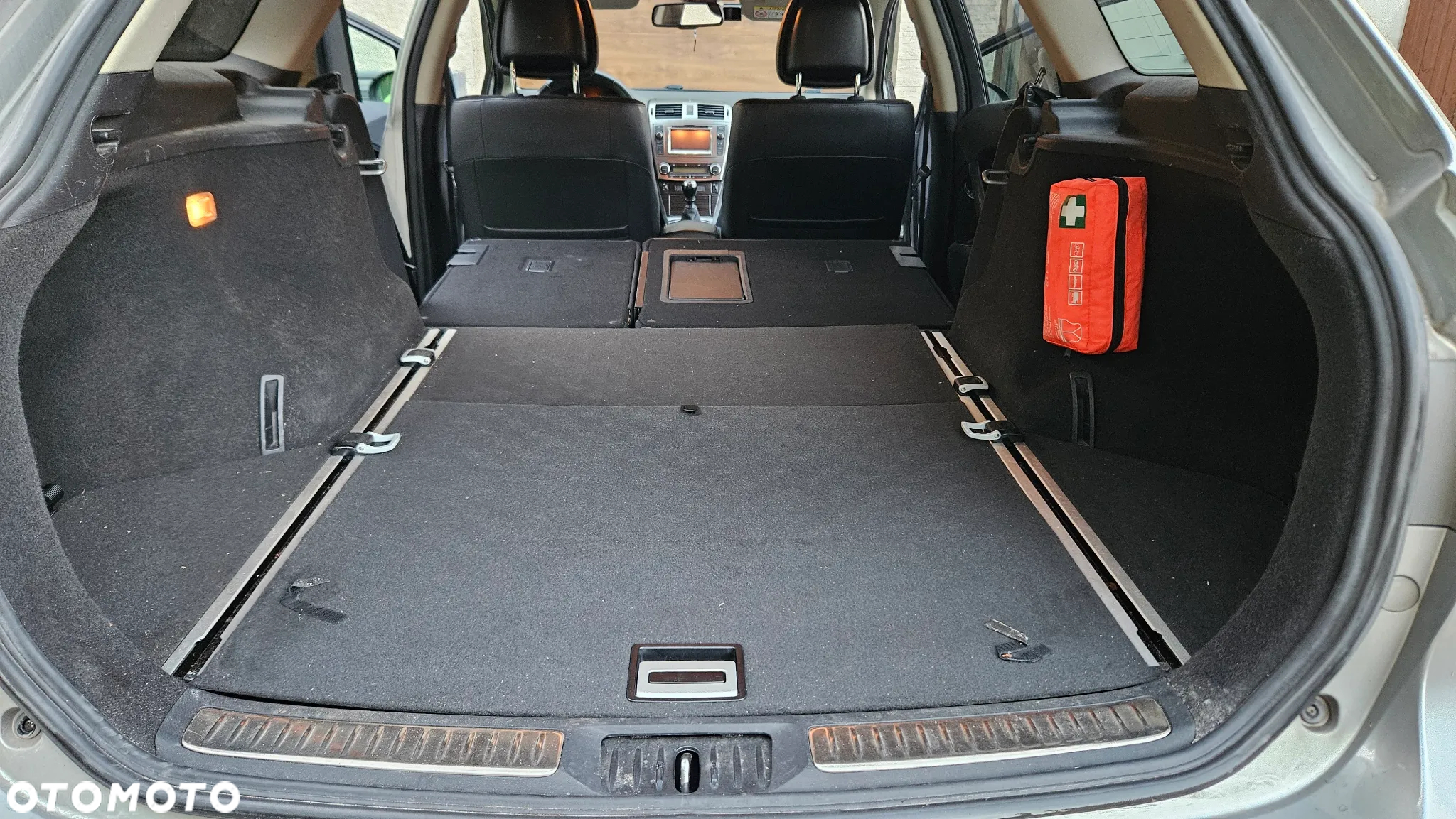 Toyota Avensis 2.0 Premium - 16