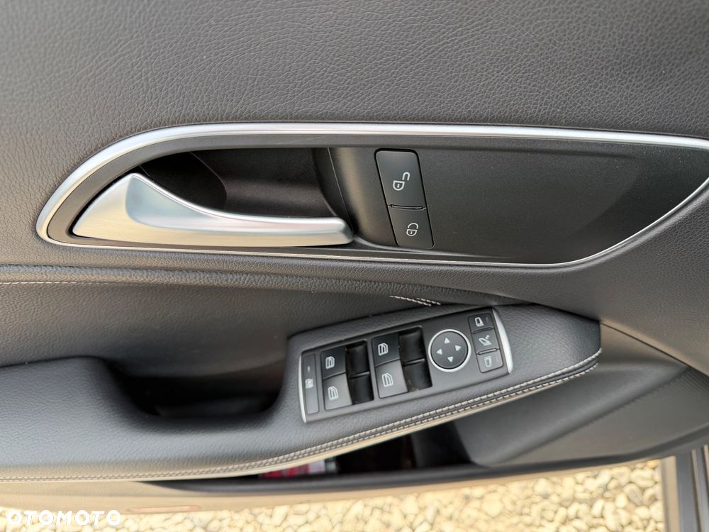 Mercedes-Benz CLA 180 Urban - 30