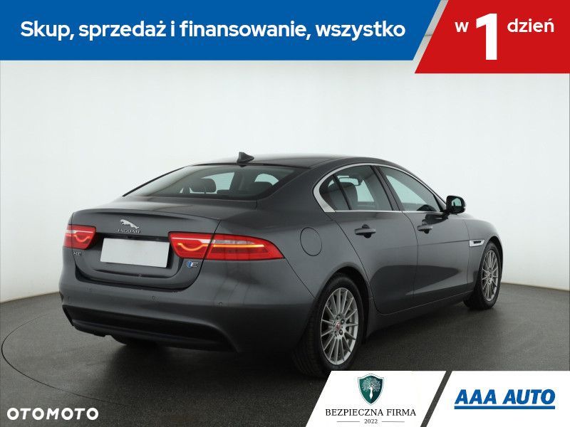 Jaguar XE - 7