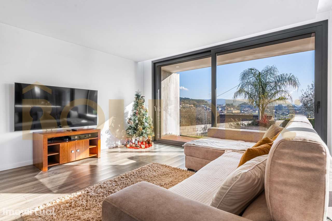 Moradia Térrea T4 de Arquitetura Moderna com Piscina - Grande imagem: 2/19