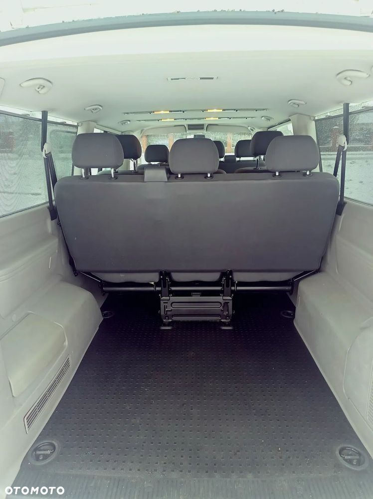 Volkswagen Caravelle - 8