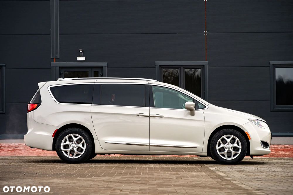 Chrysler Pacifica - 5