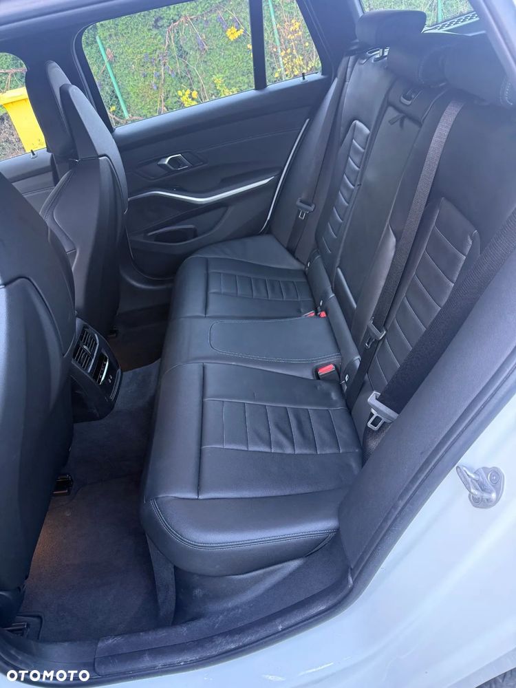 BMW Seria 3 330e M Sport sport - 12